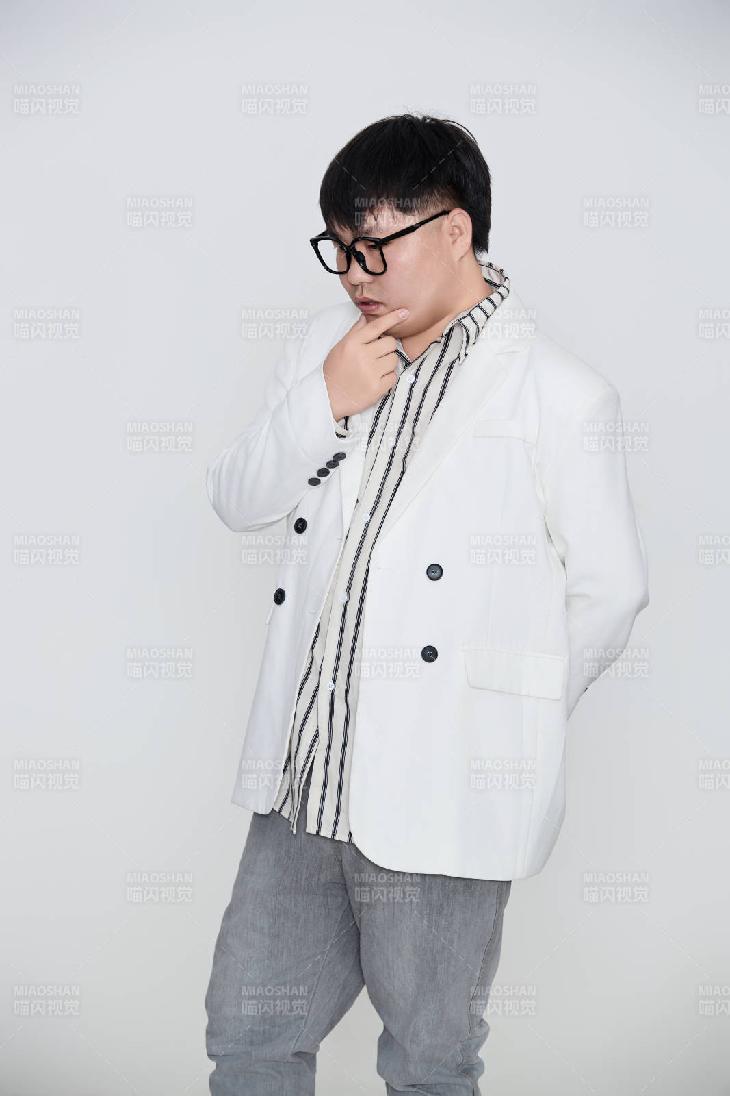 白色背景下的快乐胖男士图片