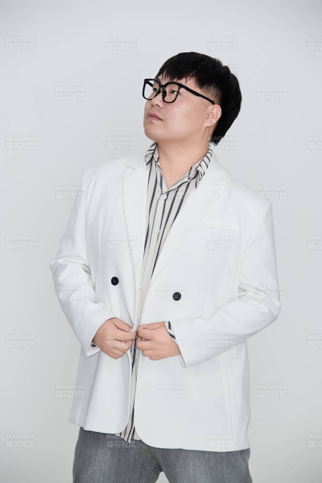 白色背景下的快乐胖男士图片