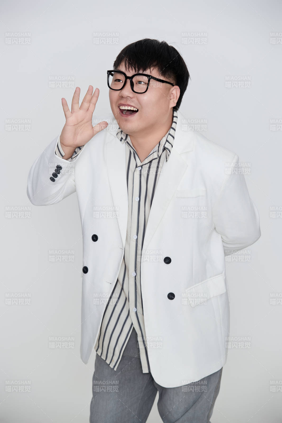 白色背景下的快乐胖男士图片