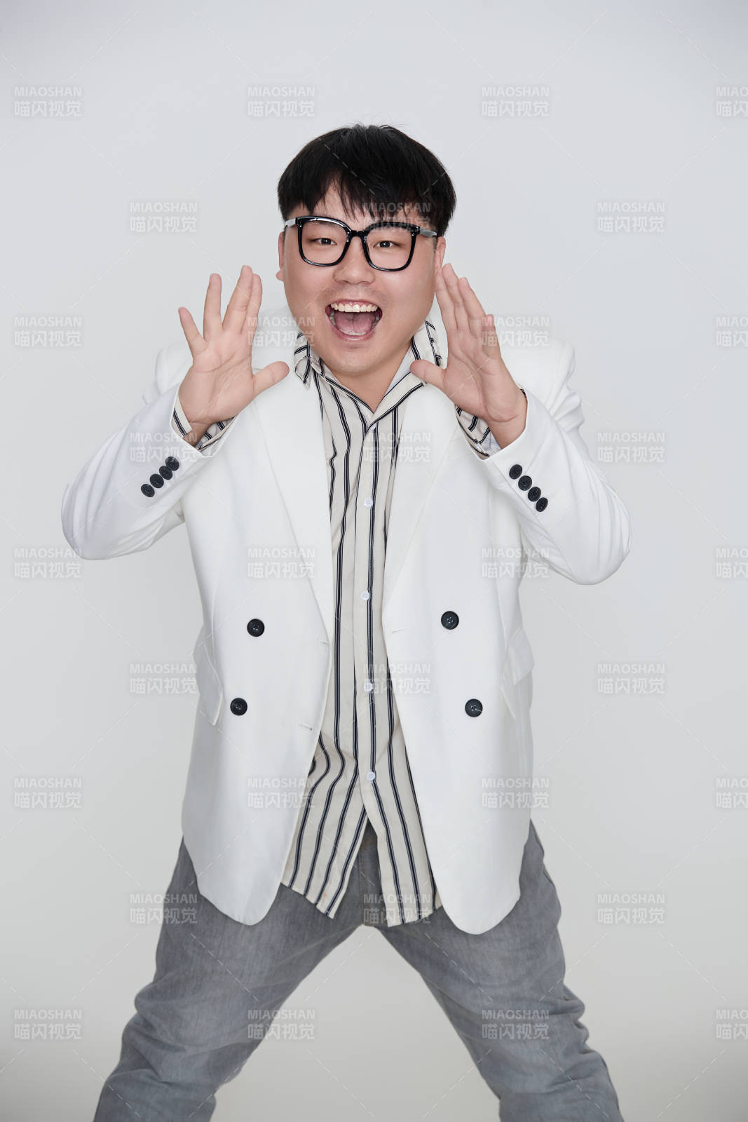 白色背景下的快乐胖男士图片