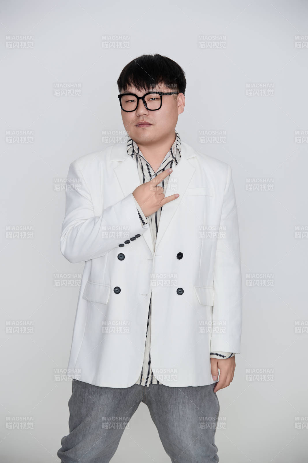 白色背景下的快乐胖男士图片