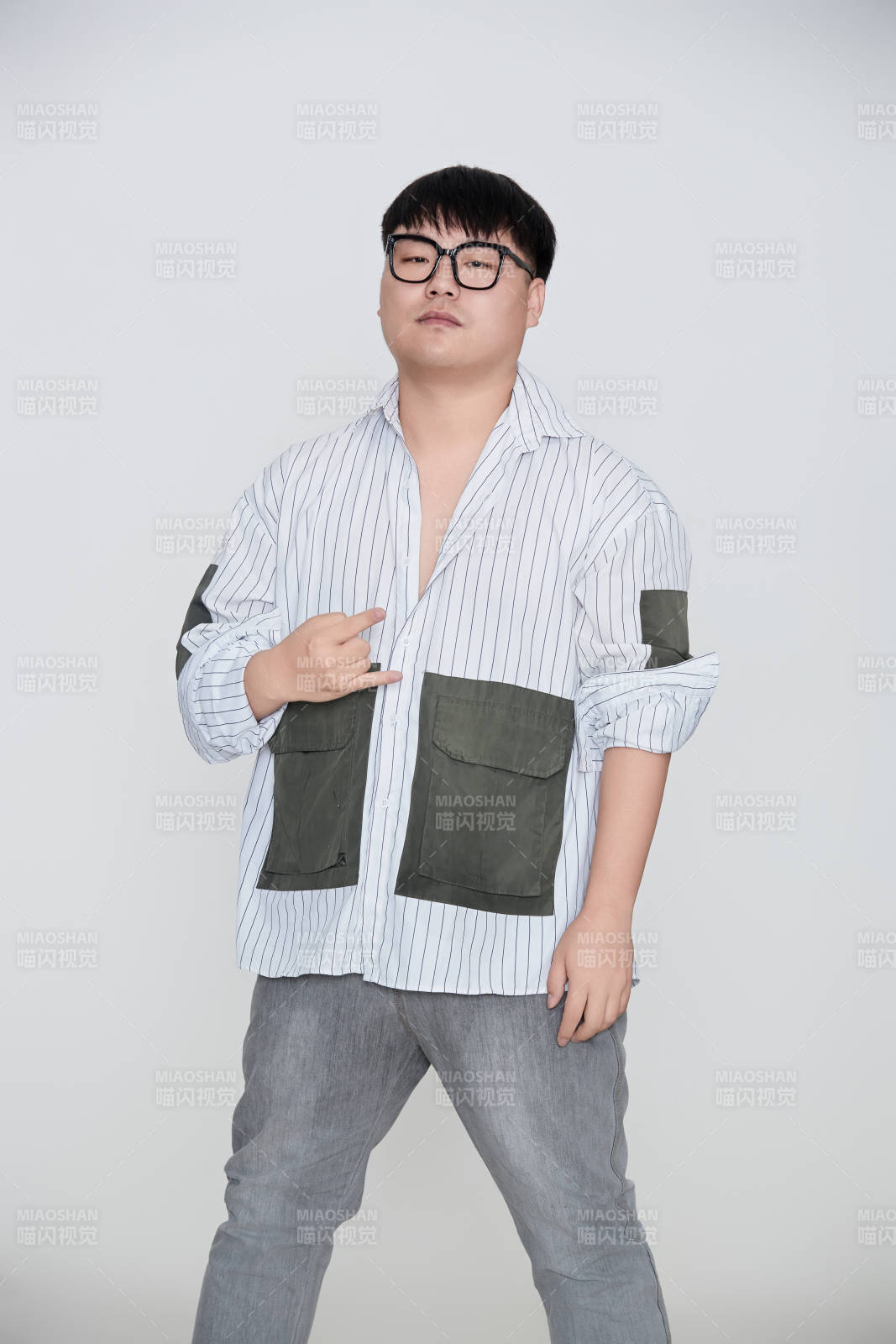 白色背景下的快乐胖男士图片