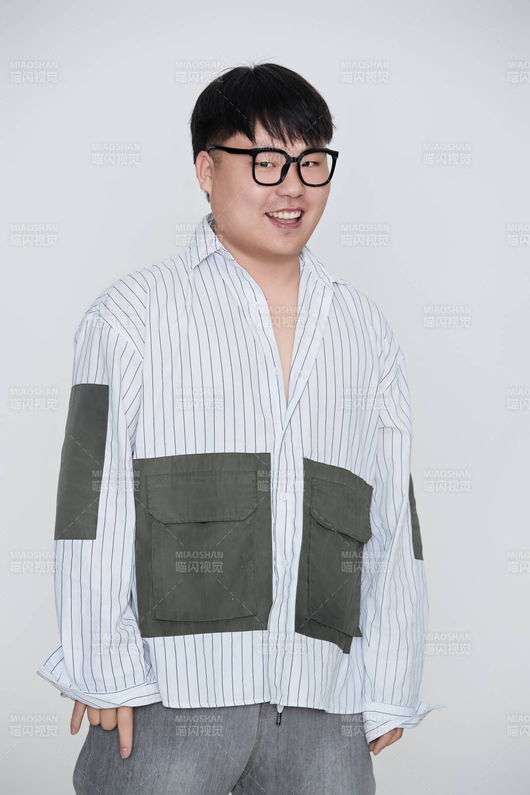 白色背景下的快乐胖男士图片