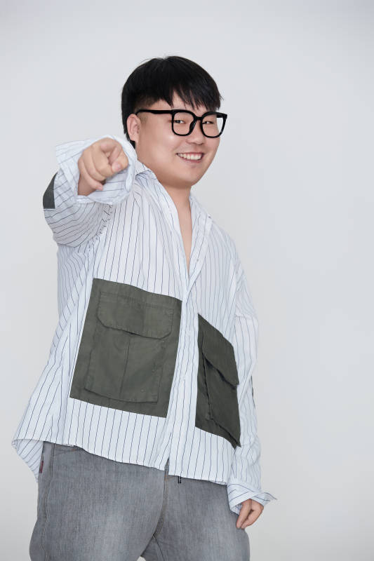 白色背景下的快乐胖男士图片