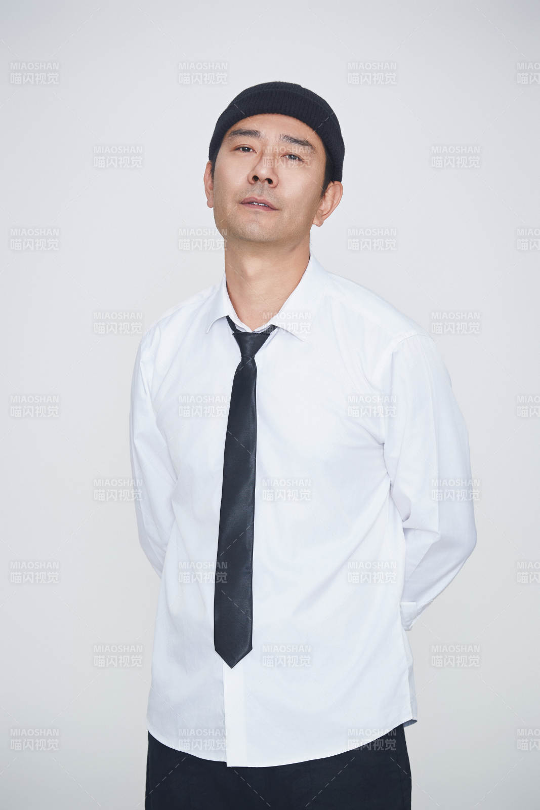 白色背景下的雅痞男士形象图片