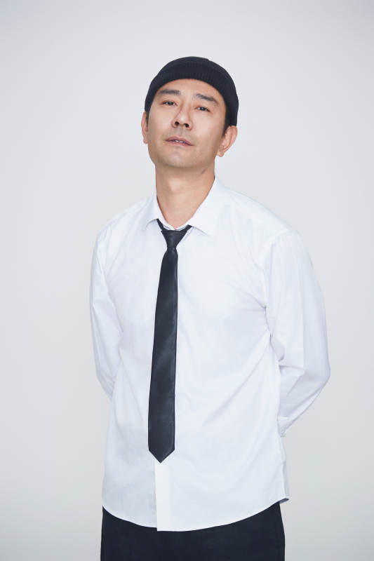 白色背景下的雅痞男士形象图片