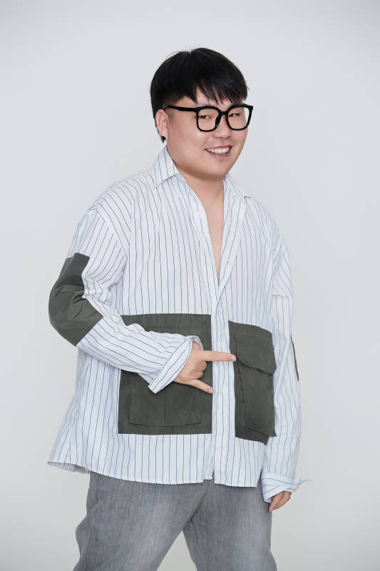 白色背景下的快乐胖男士图片