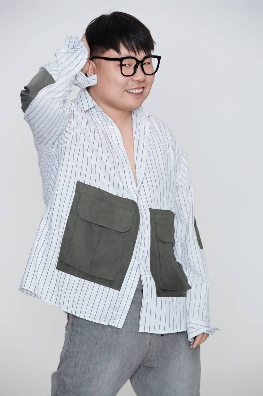 白色背景下的快乐胖男士图片