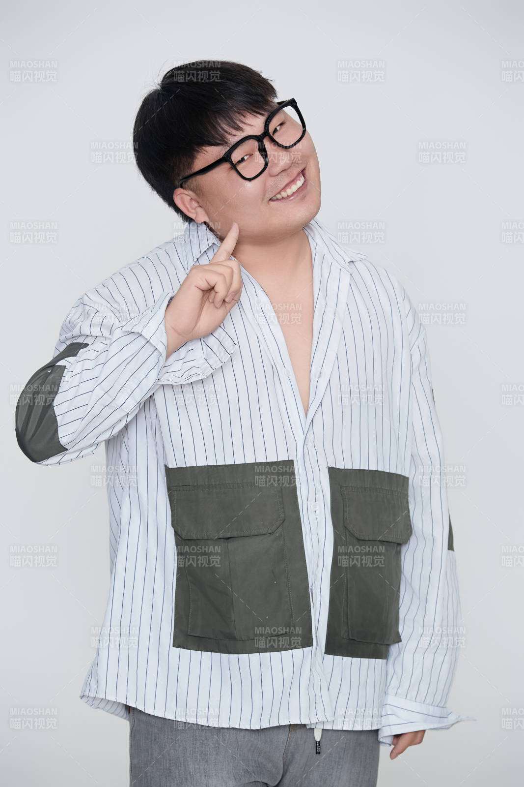 白色背景下的快乐胖男士图片