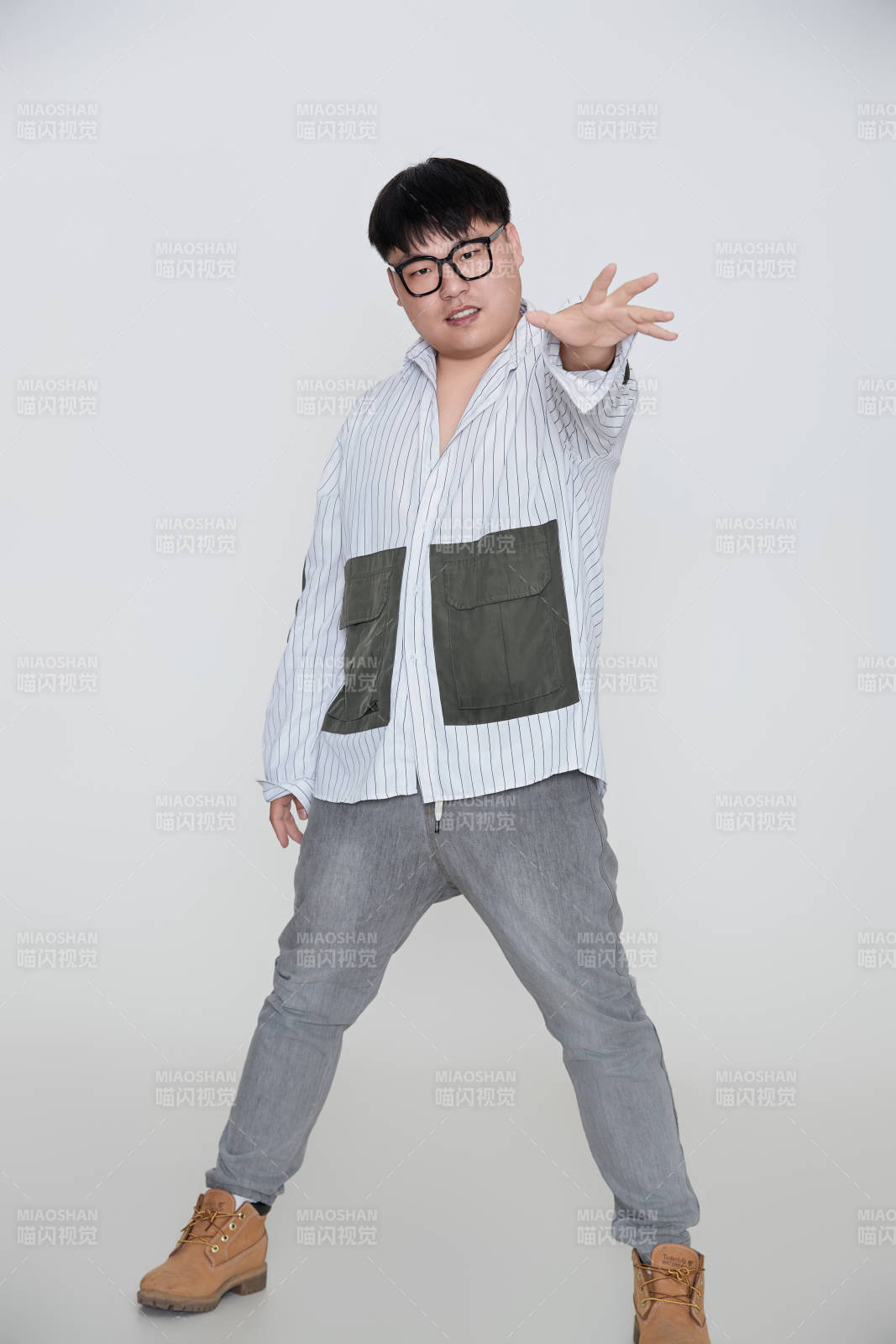 白色背景下的快乐胖男士图片