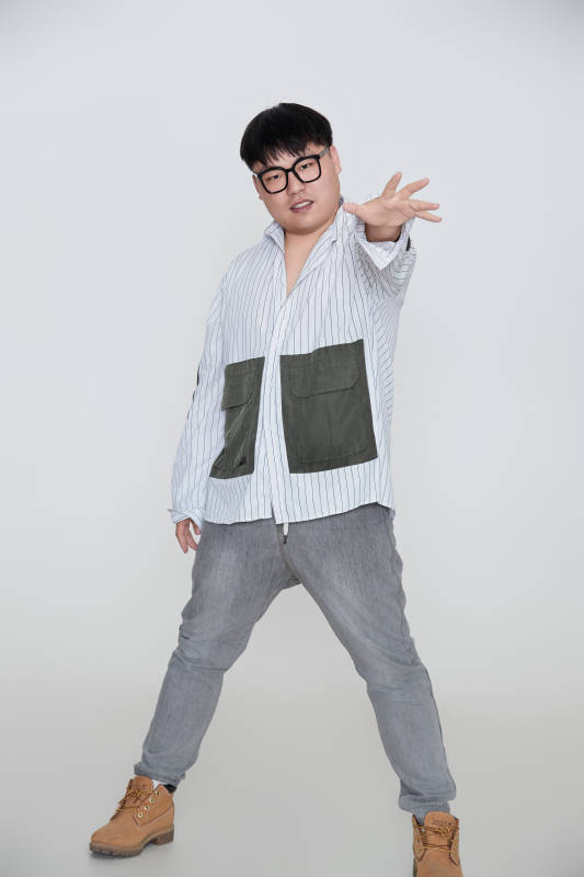 白色背景下的快乐胖男士图片