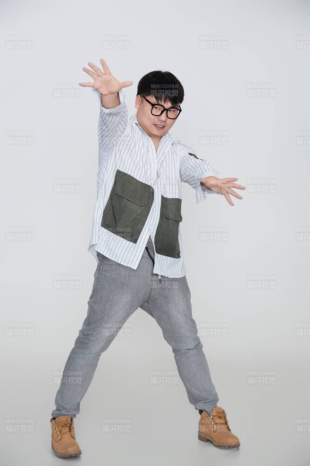 白色背景下的快乐胖男士图片