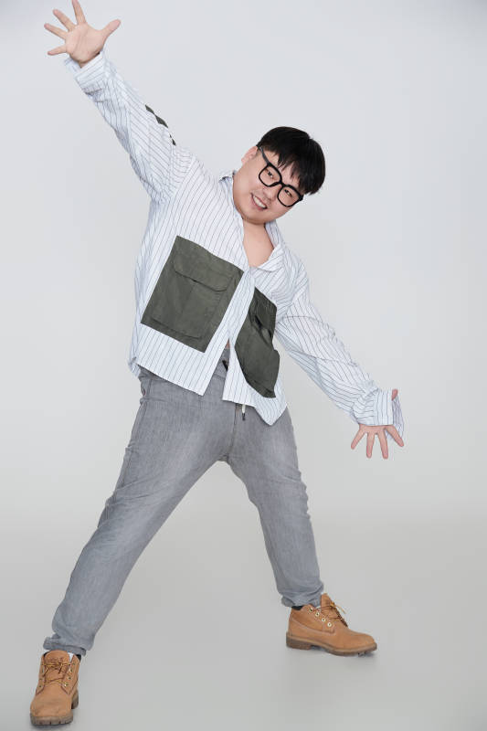 白色背景下的快乐胖男士图片