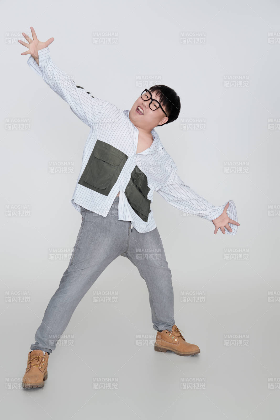 白色背景下的快乐胖男士图片