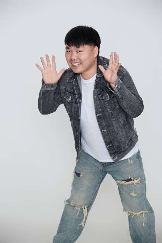 白色背景下的快乐胖男士图片