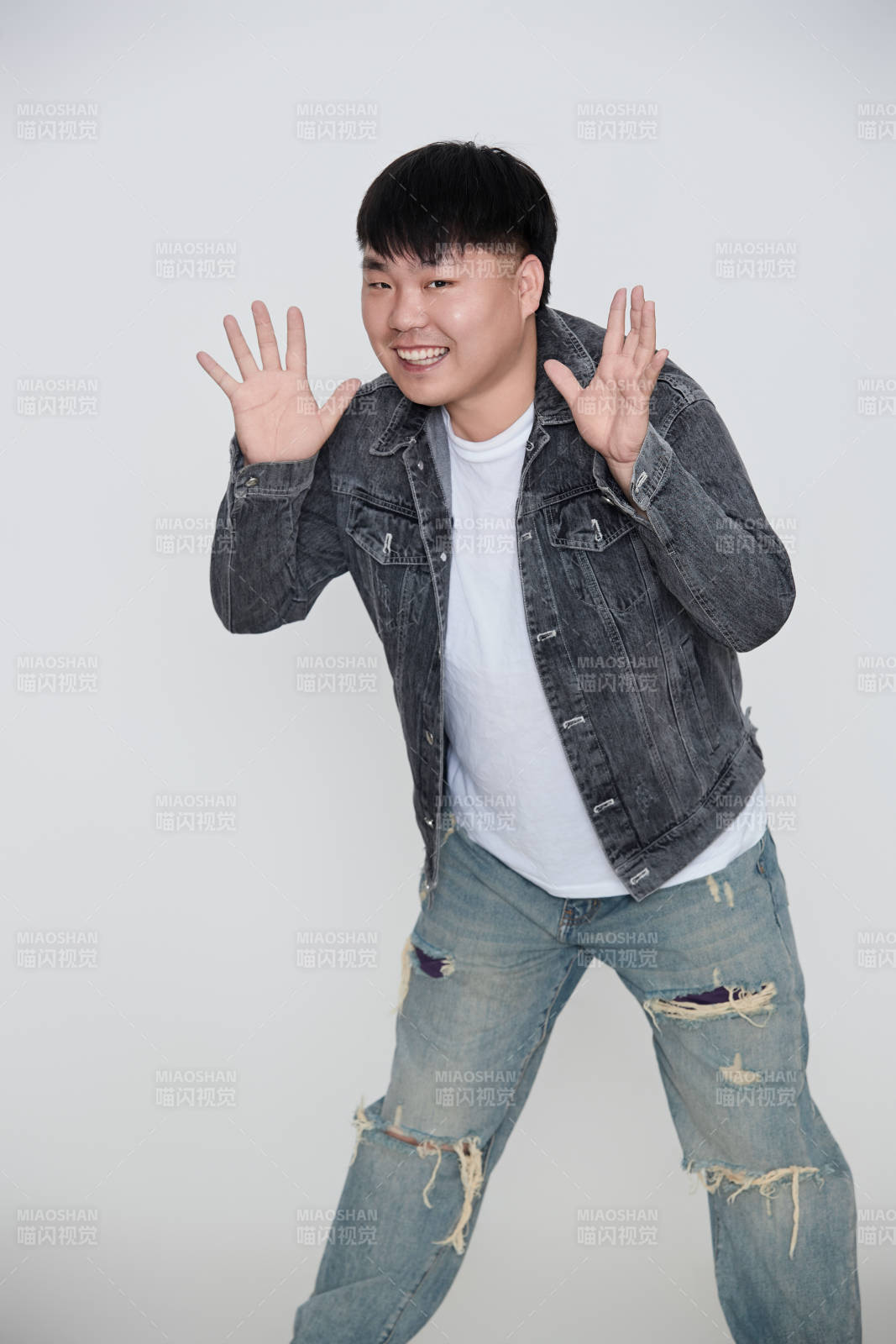 白色背景下的快乐胖男士图片