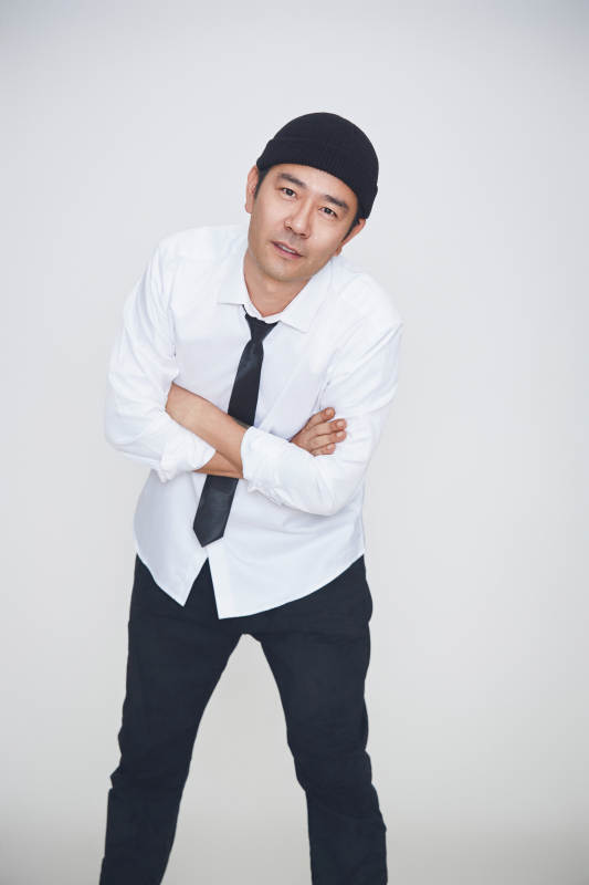 白色背景下的雅痞男士形象图片