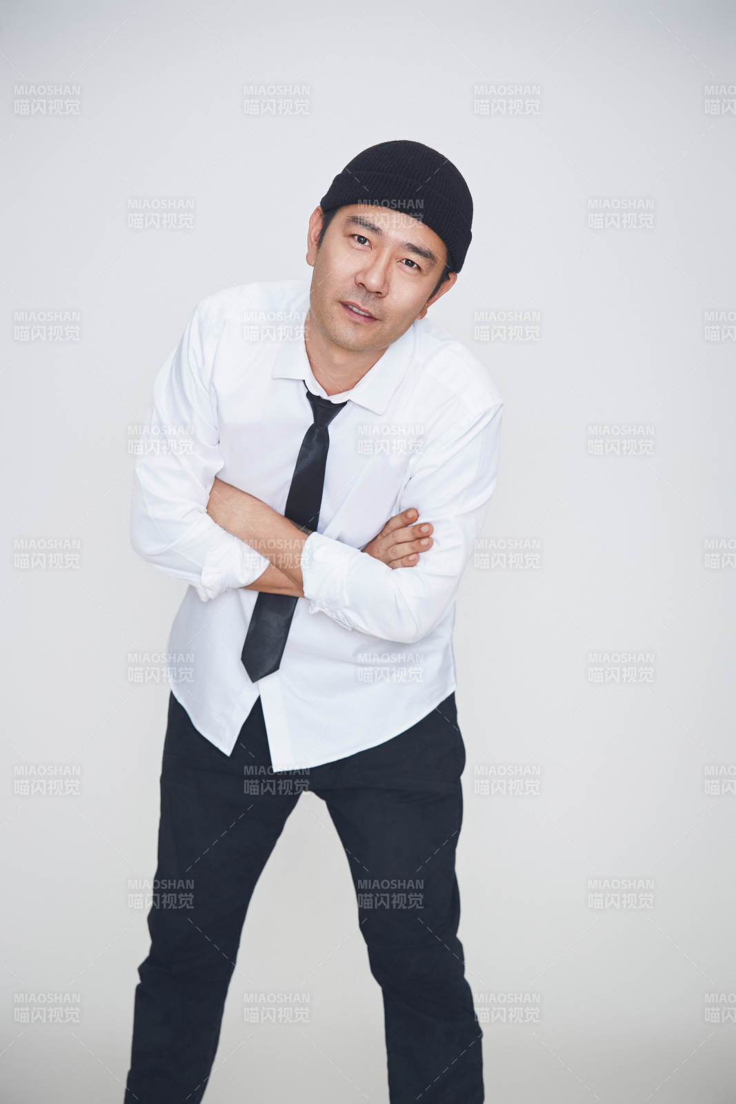 白色背景下的雅痞男士形象图片