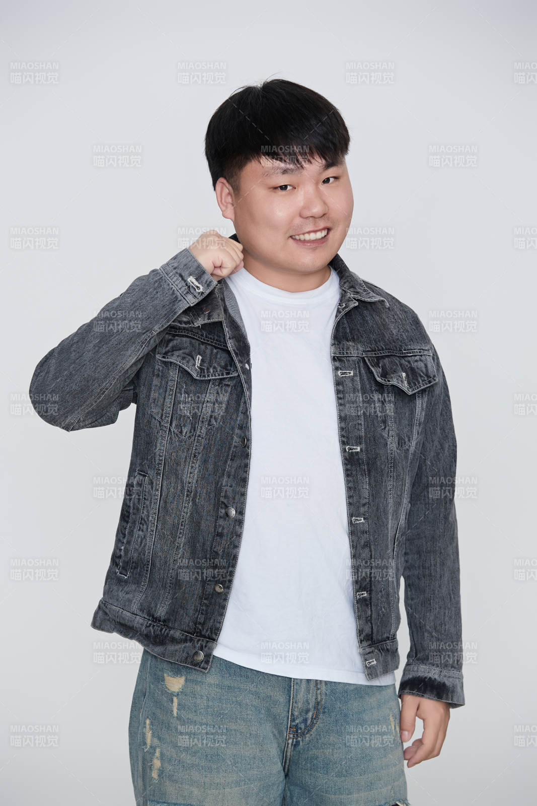 白色背景下的快乐胖男士图片