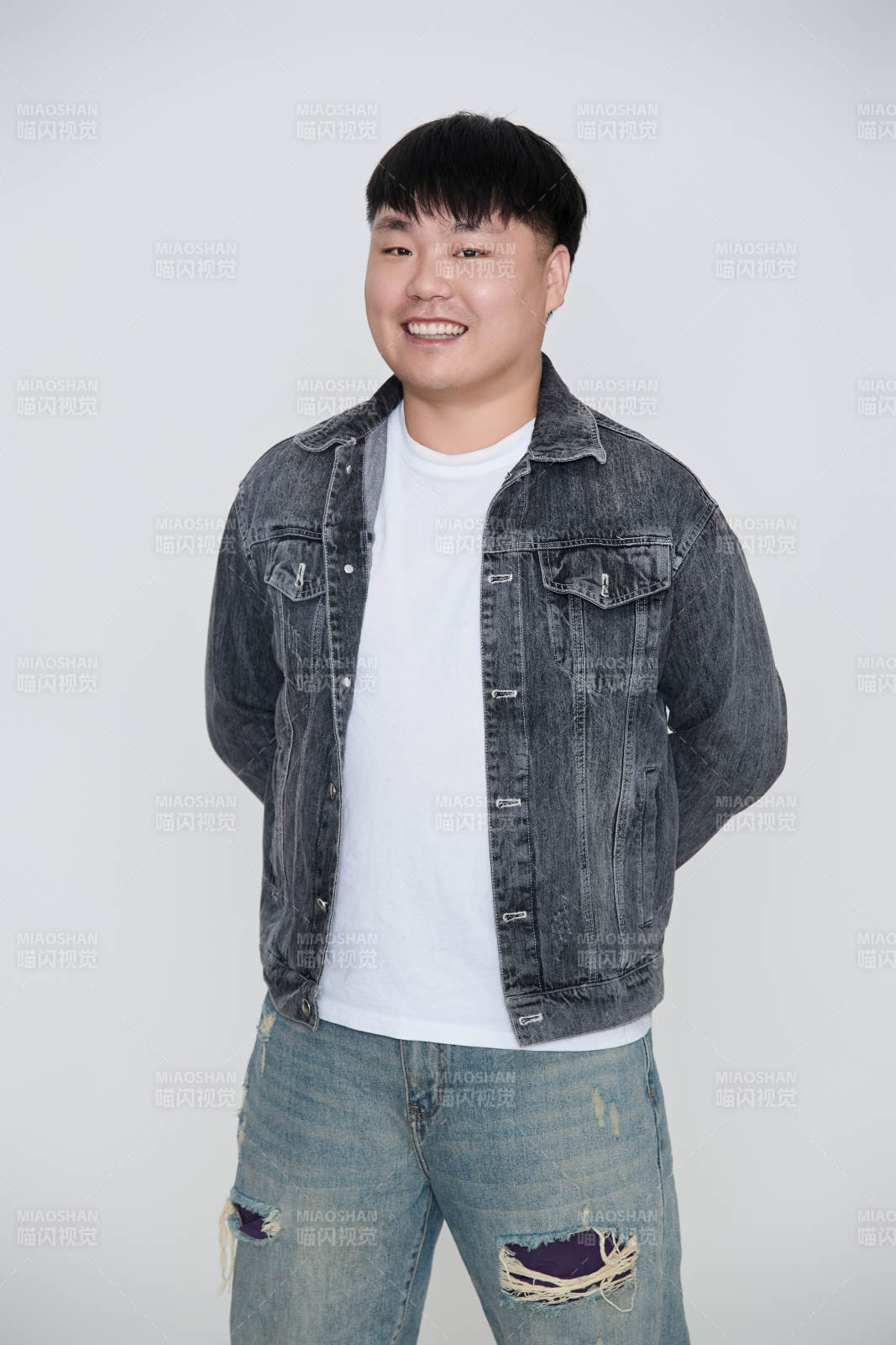 白色背景下的快乐胖男士图片