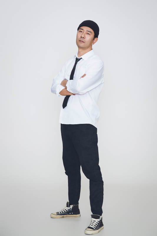 白色背景下的雅痞男士形象图片