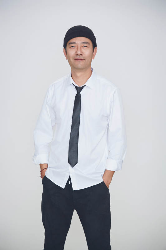 白色背景下的雅痞男士形象图片