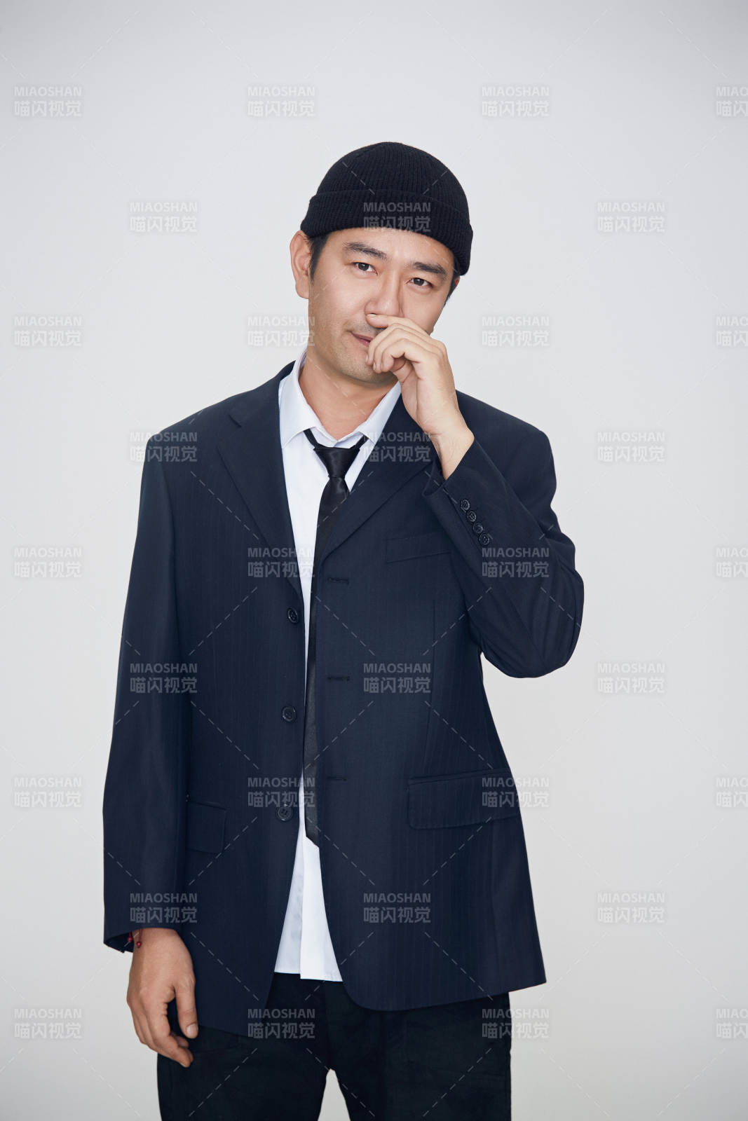 白色背景下的雅痞男士形象图片