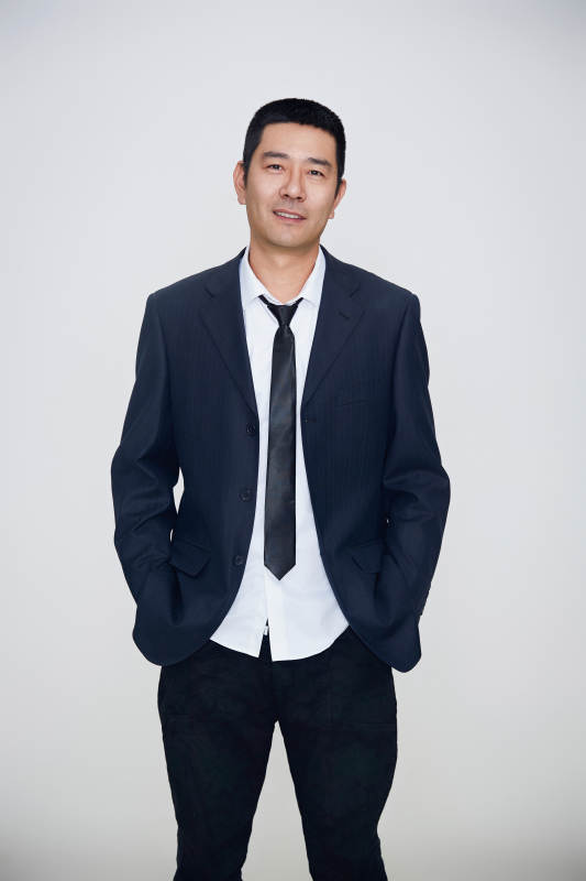 白色背景下的雅痞男士形象图片