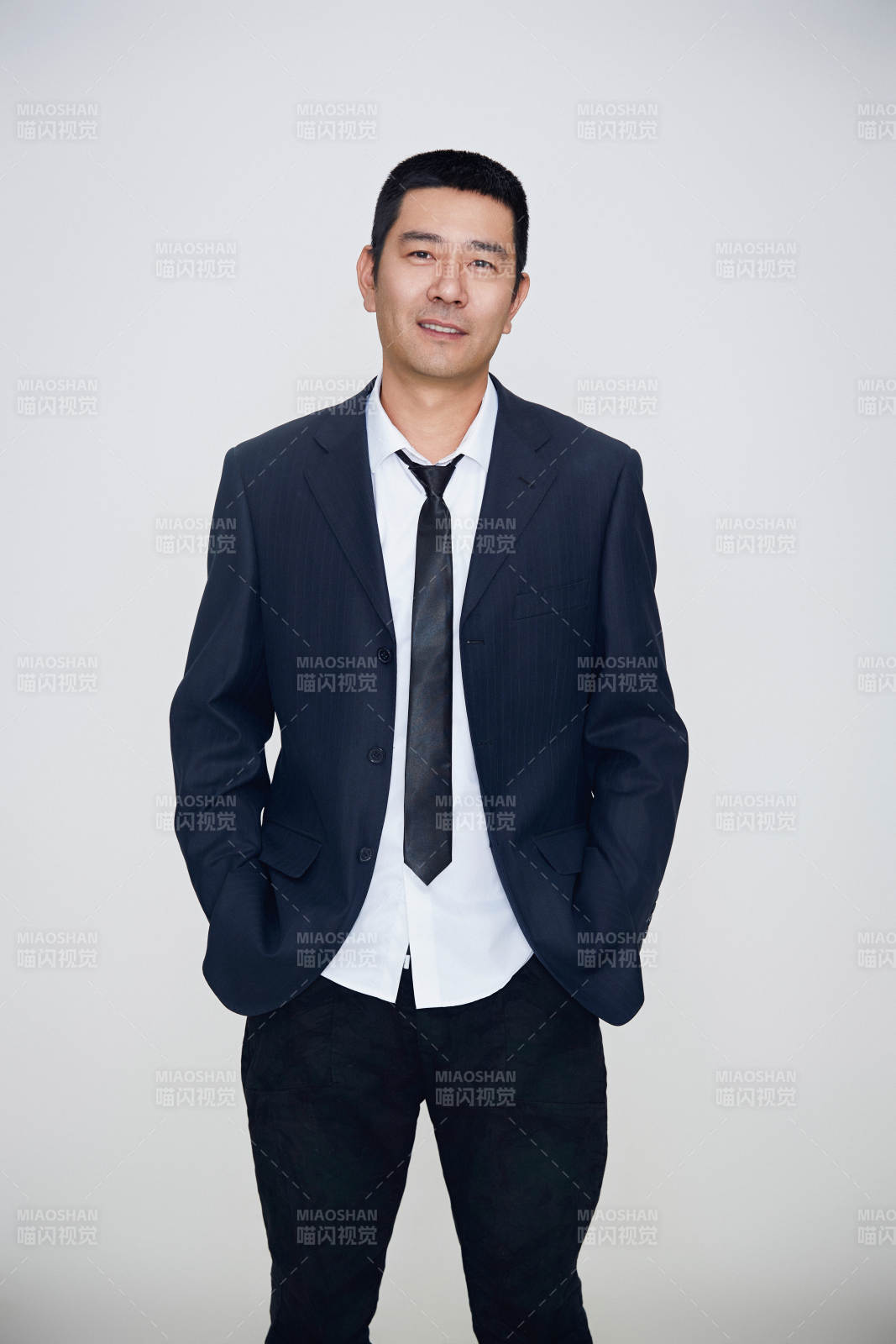 白色背景下的雅痞男士形象图片