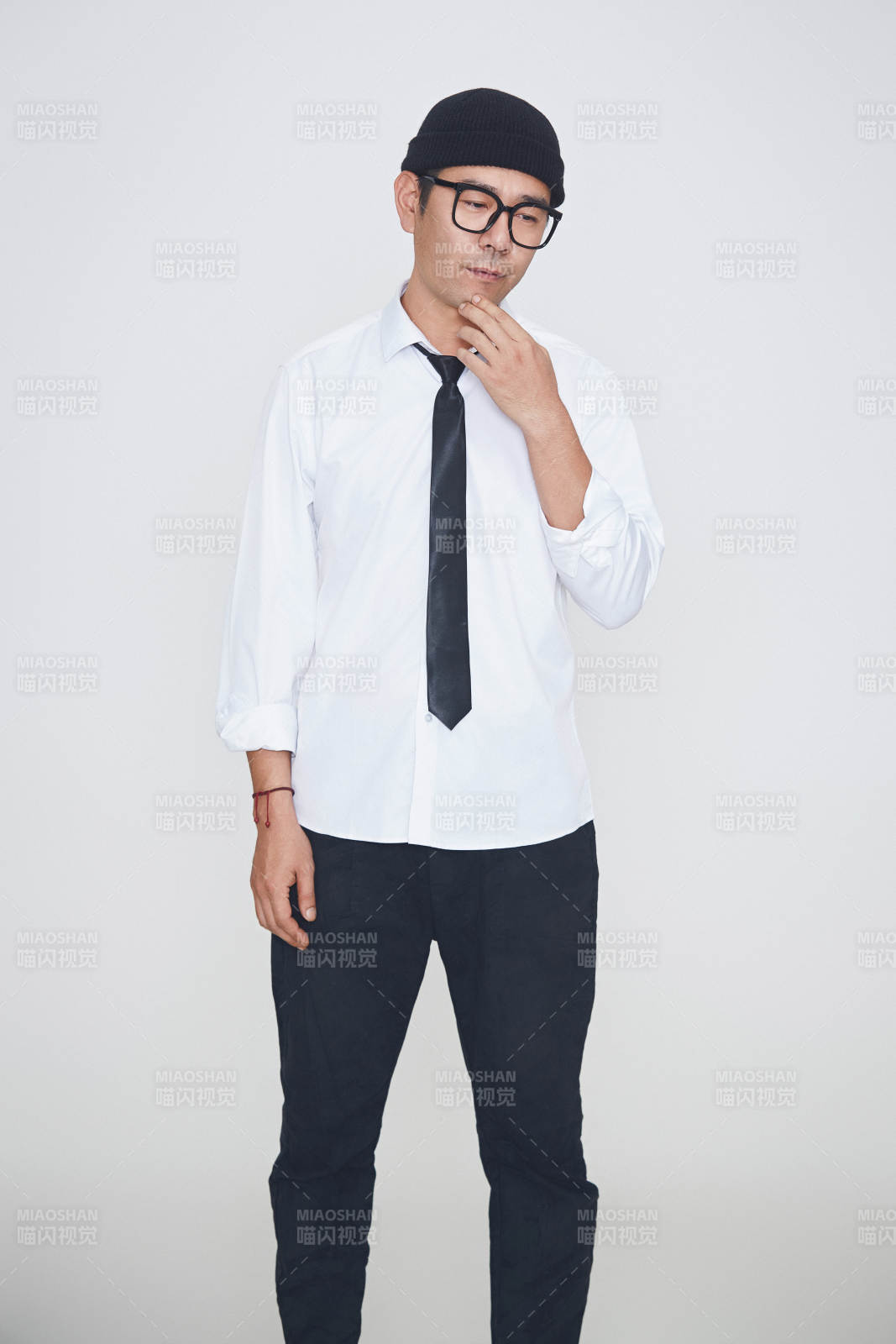 白色背景下的雅痞男士形象图片