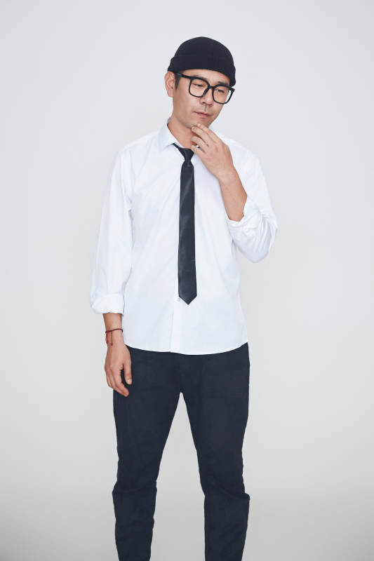 白色背景下的雅痞男士形象图片