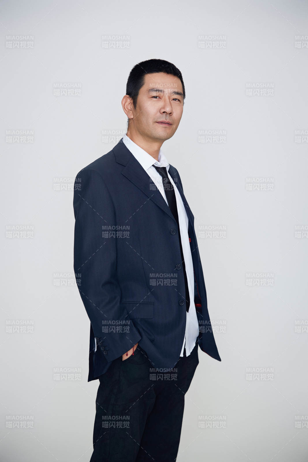 白色背景下的雅痞男士形象图片