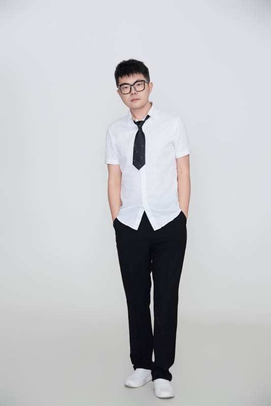 白色背景下的雅痞男士形象图片