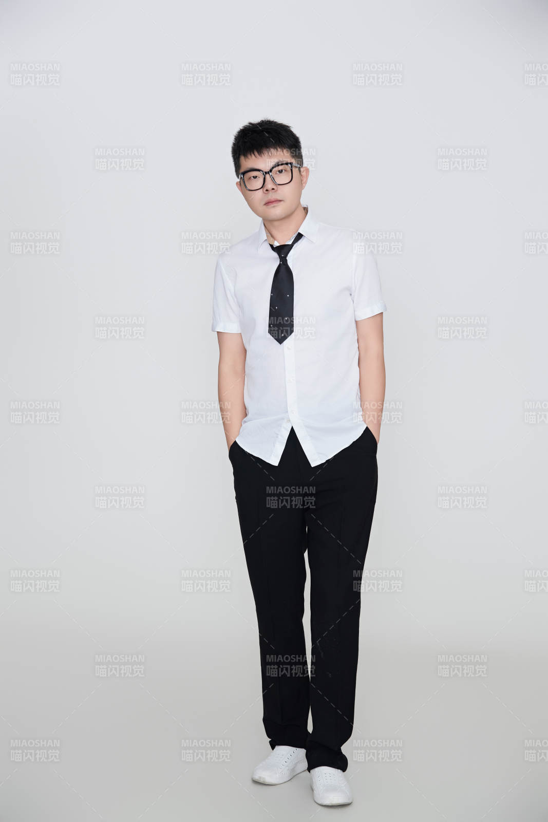 白色背景下的雅痞男士形象图片