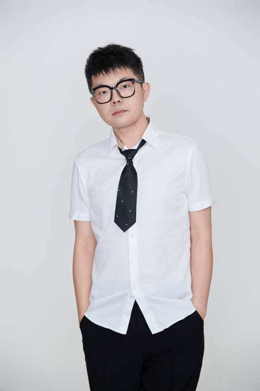 白色背景下的雅痞男士形象图片