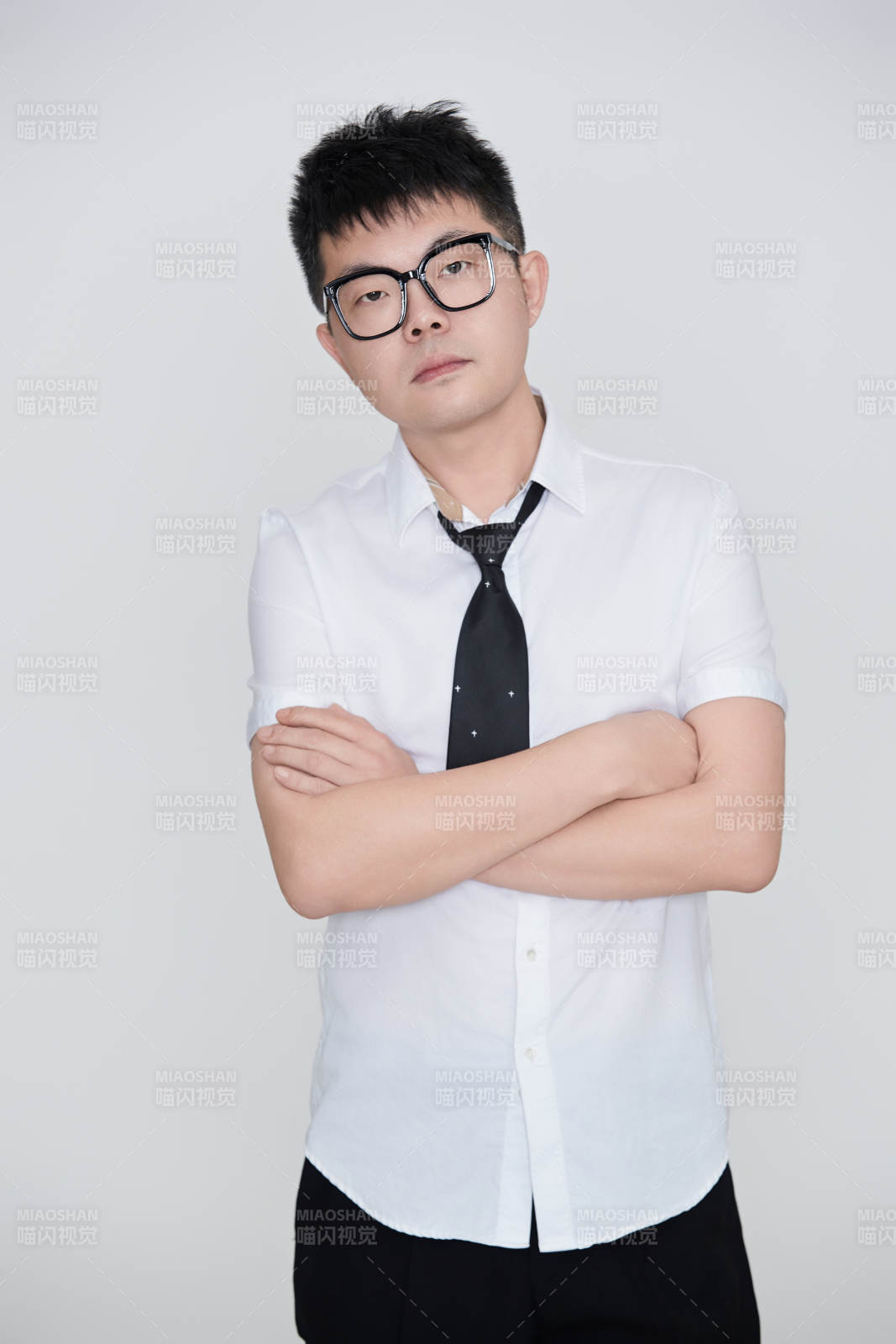 白色背景下的雅痞男士形象图片