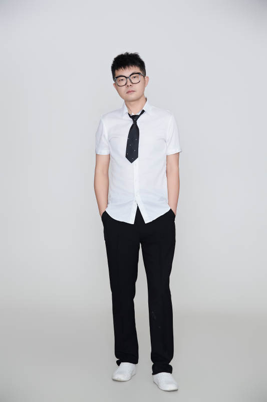 白色背景下的雅痞男士形象图片