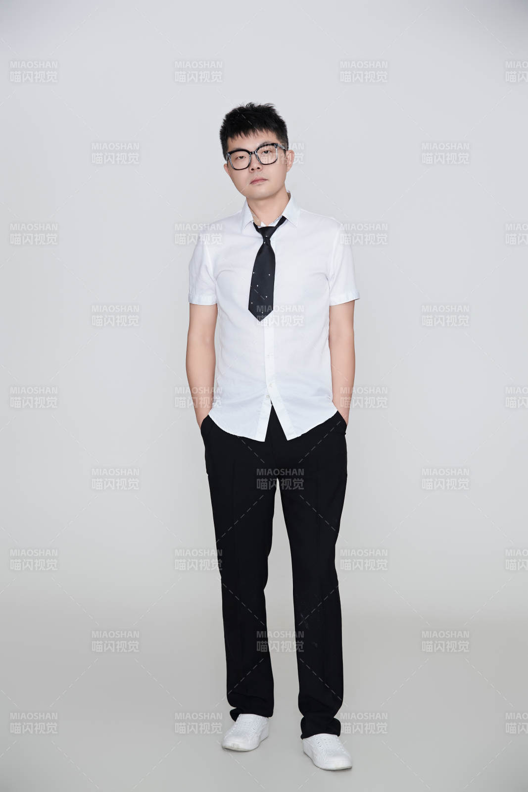 白色背景下的雅痞男士形象图片