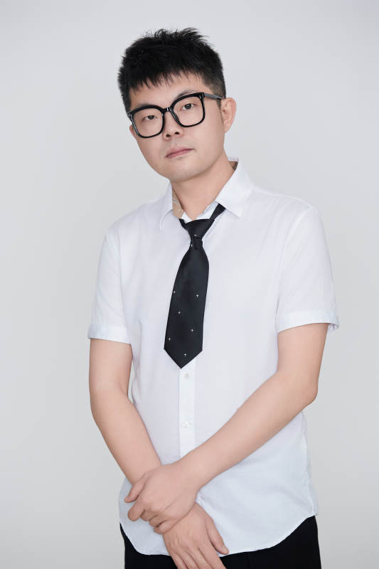 白色背景下的雅痞男士形象图片