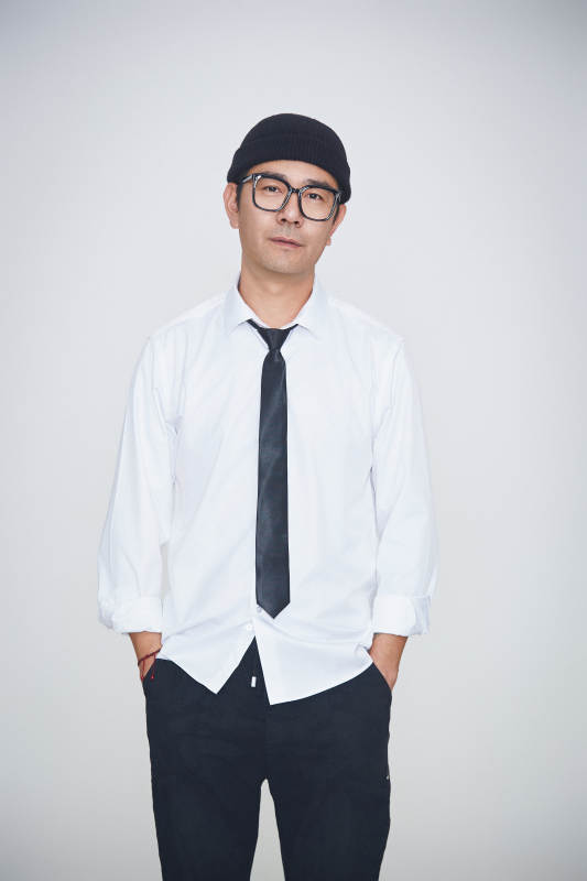 白色背景下的雅痞男士形象图片