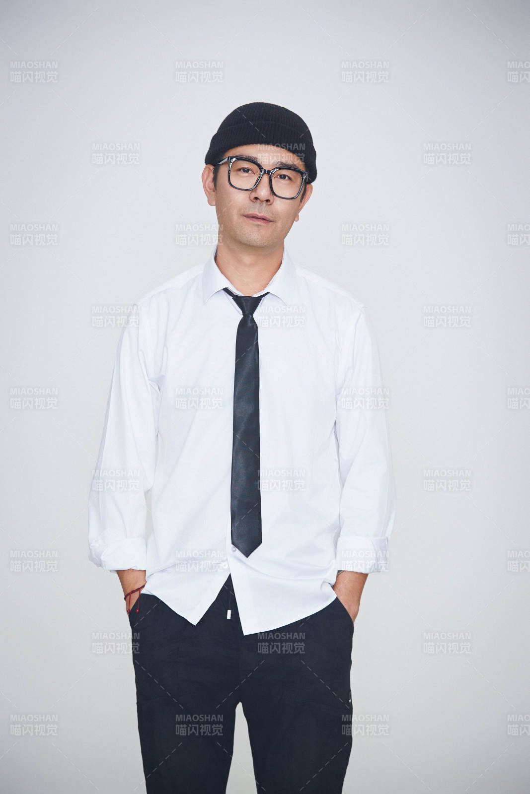 白色背景下的雅痞男士形象图片