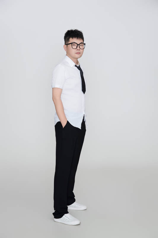 白色背景下的雅痞男士形象图片