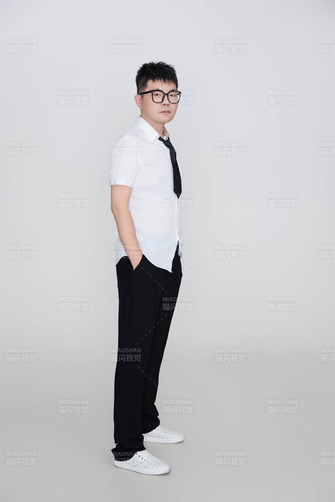 白色背景下的雅痞男士形象图片