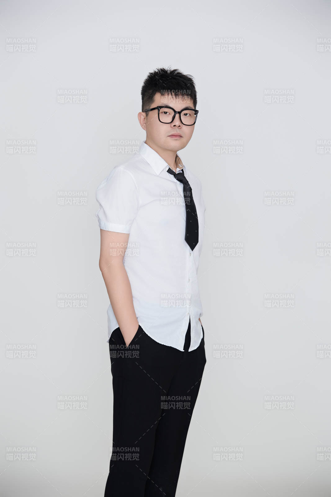 白色背景下的雅痞男士形象图片