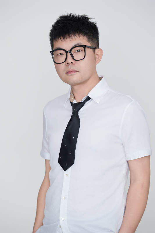 白色背景下的雅痞男士形象图片