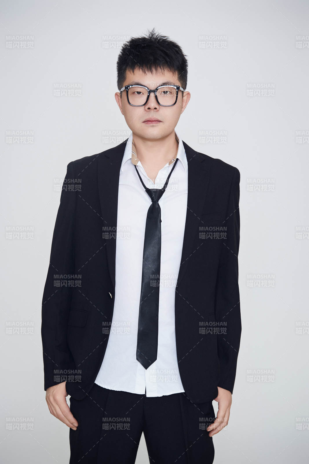 白色背景下的雅痞男士形象图片