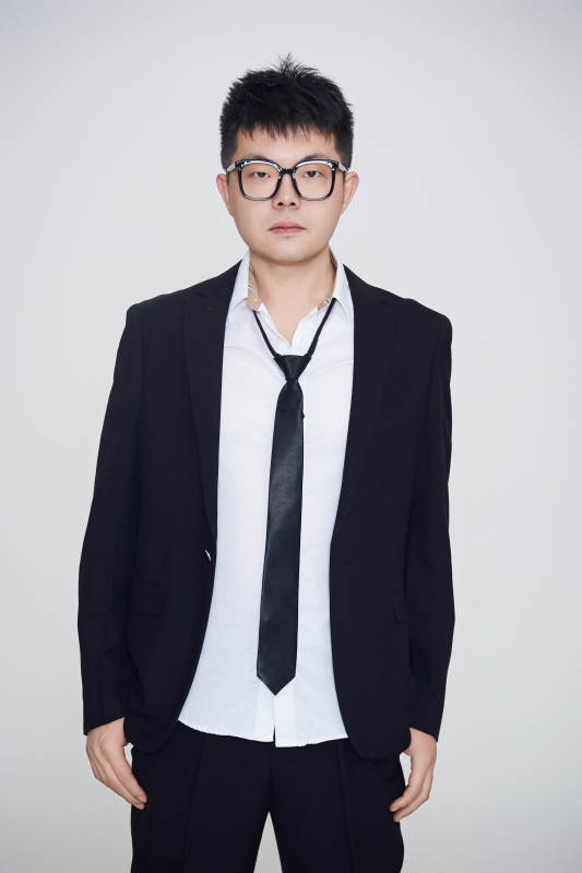 白色背景下的雅痞男士形象图片