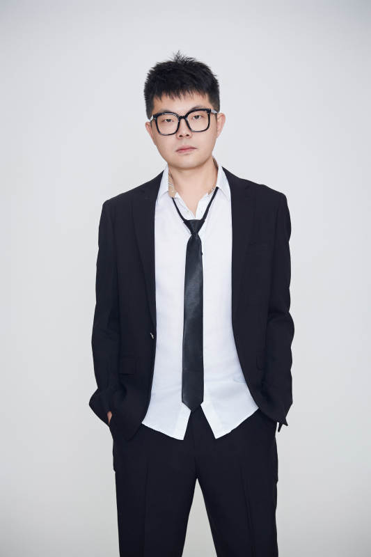 白色背景下的雅痞男士形象图片