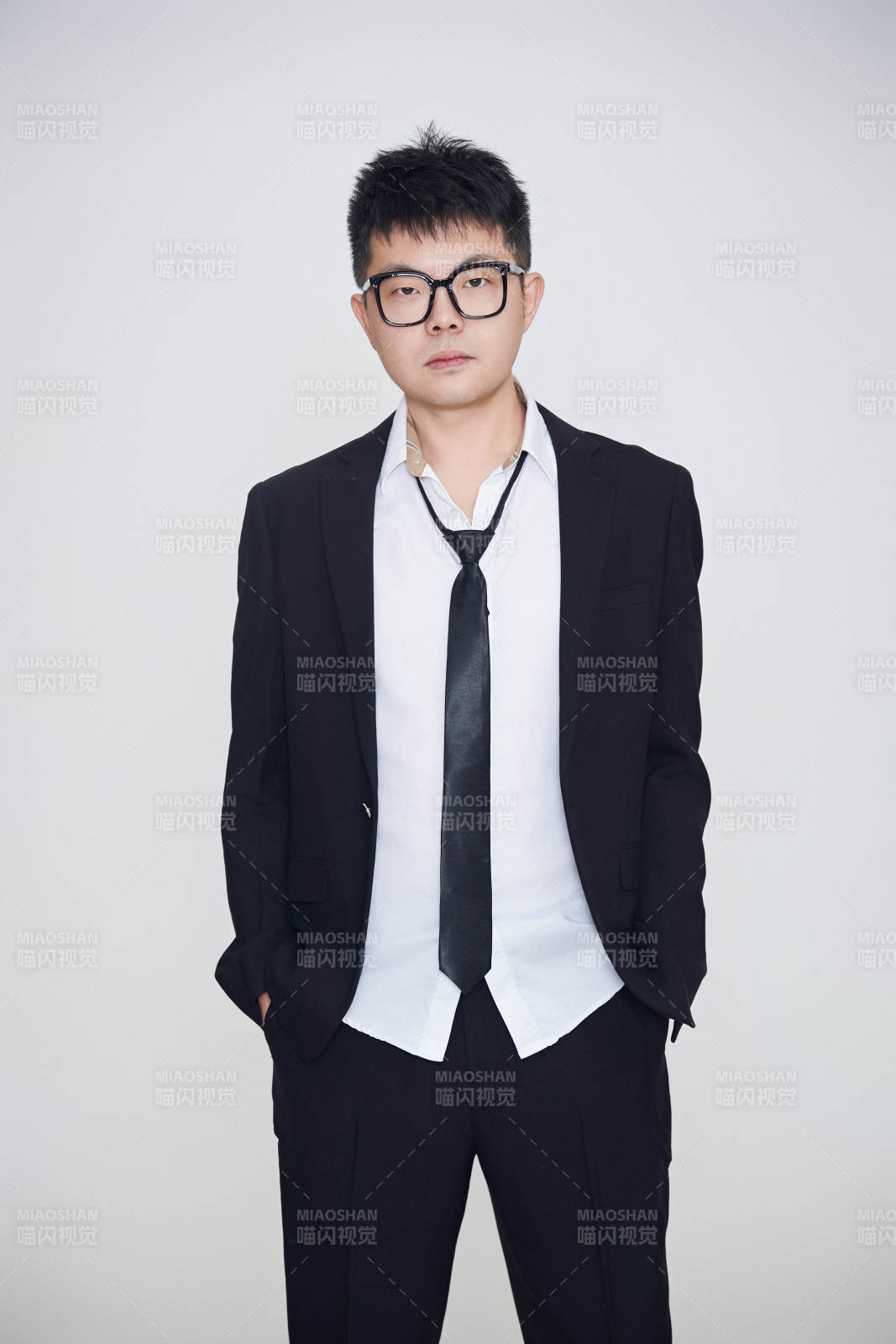 白色背景下的雅痞男士形象图片