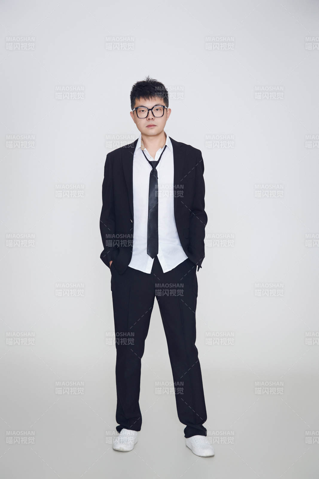 白色背景下的雅痞男士形象图片